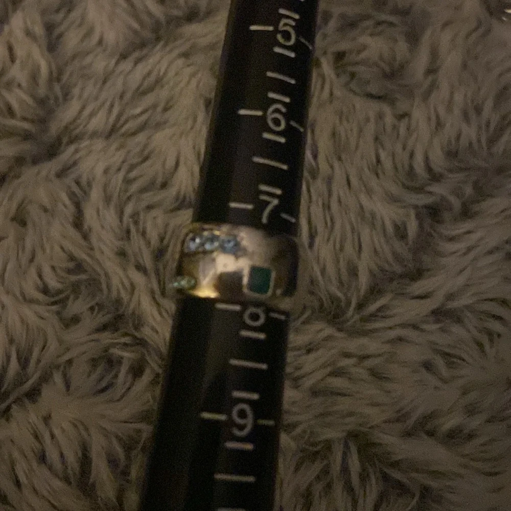 Silver tone band ring with green enamel and blue stones size 7.5/8